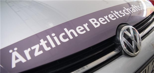 Nachts sollen nun auch mobile Patienten in Rheinland-Pfalz vom Fahrdienst versorgt werden Auto mit der Aufschrift: Ärztlicher Bereitschaftsdienst