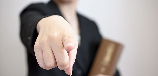 Ärzte zur Behandlung verdonnert Die KV Thüringen verpflichtet Ärzte zur Behandlung - allerdings wird "kein Zwang ausgeübt, sondern etwas Nachdruck", wie Vize Thomas Schröter betont.