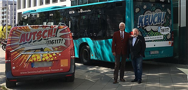 Die KVH-Vorstände Frank Dastych und Dr. Eckhard Starke vor den Aktionsmotiven.