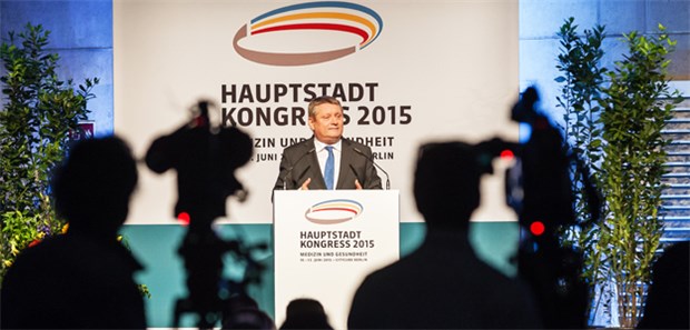 Gröhe will richtige Straße für den Porsche Die Kameras waren auf ihn gerichtet: Bundesgesundheitsminister Hermann Gröhe bei der Eröffnung des Hauptstadtkongresses.