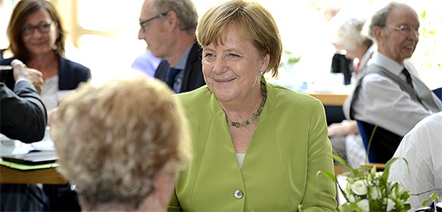 Merkel will gute Löhne für Pflegende Die Kanzlerin im Altenheim: Angela Merkel zu Besuch in einer Einrichtung in Paderborn.