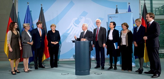 Kontrollrat warnt vor "teuren" Gesetzen Die Kanzlerin und die Normenkontrolleure am Mittwoch: Warnung vor Kosten durch Gesetze.