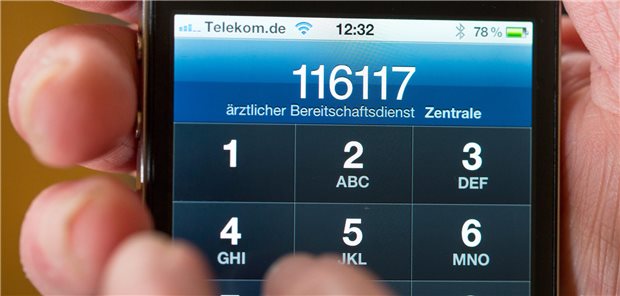 Ein Smartphone mit der Nummer des ärztlichen Bereitschaftsdienstes