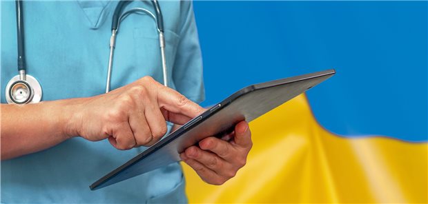 Unklarheiten bei Versorgung von Geflüchteten: KVen wenden sich an Wüst Die Kassenärztlichen Vereinigungen Nordrhein (KVNo) und Westfalen-Lippe (KVWL) haben sich an den nordrhein-westfälischen Ministerpräsidenten Hendrik Wüst gewandt. Die KVen bräuchten zwingend einheitliche Regelungen darüber, welche medizinischen Leistungen als Teil einer Erstuntersuchung obligatorisch sind und welche ein freiwilliges Angebot.