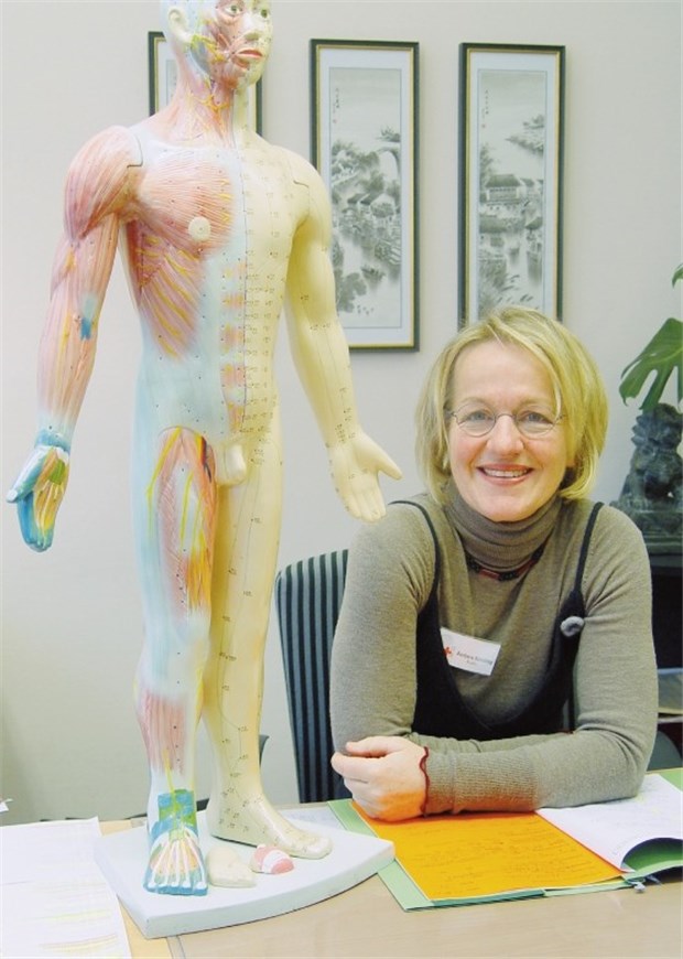 Paradiesische Zustände im TCM-Zentrum Die Kassenhonorare "sind eine Schande", sagt Dr. Barbara Schilling. Die Bremer Hausärztin arbeitet zweimal pro Woche in einem TCM-Zentrum.