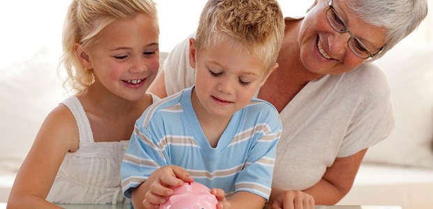 Familien sind Zahlmeister Die Kinder müssen sparen, die Großmutter lächelt: Ähnlich ist es in der Rentenversicherung.