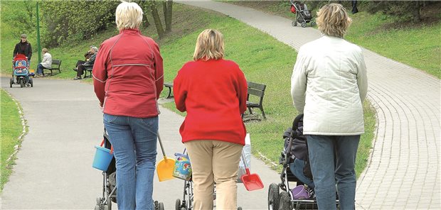 Drei Frauen mit Kinderwagen.