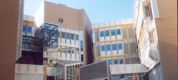 Eine Kinderklinik in Not Die Kinderklinik der Universitätsmedizin Mannheim: Wegen Einsparungen beim Personal müssten dort schwerkranke Kinder teils monatelang auf einen Termin warten, bemängeln niedergelassene Ärzte aus Mannheim.