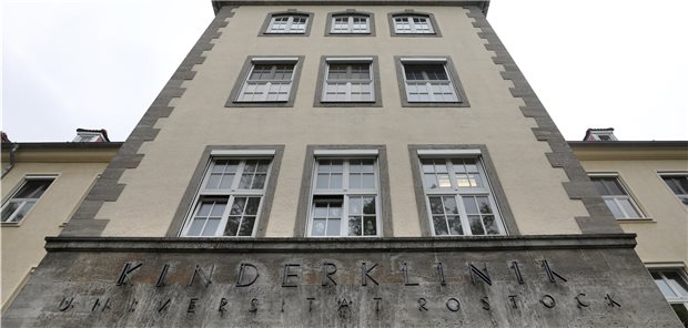 BVKJ-Landesverbandschef hält Uniklinik Rostock für „nicht mehr arbeitsfähig“ Die Kinderklinik der Universitätsmedizin Rostock leidet besonders unter Sparmaßnahmen. Nun will die Landesregierung Mecklenburg-Vorpommerns bis Ende 2022 sieben Millionen Euro zusätzlich bereitstellen.