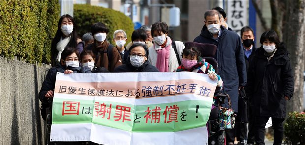 Die Kläger und ihre Unterstützer auf dem Weg zum Osaka High Court.