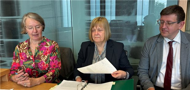Die Klägerin Vera Egenberger sitzt vor Sitzungsbeginn am Bundesarbeitsgericht in Erfurt neben ihren Anwälten.