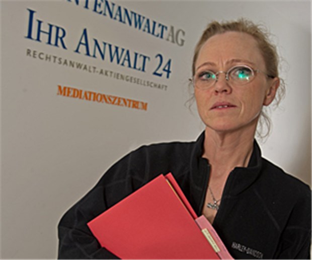 Silikon-Skandal: Klage gegen Arzt erwartet Die Klägerin in der Kanzlei.