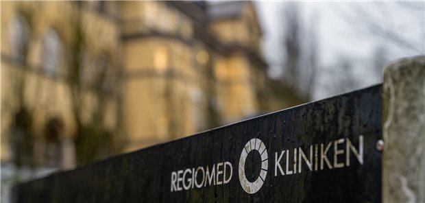 Einigung bei Regiomed-Kliniken mit Sana und Landkreisen Die Klinikgruppe mit 5.000 Beschäftigten an einem Dutzend Standorten in Bayern und Thüringen hatte kurz nach Jahresbeginn Antrag auf Insolvenz in Eigenverwaltung gestellt.