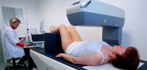 Neue Ansatzpunkte für die Therapie Die Knochendichtemessung ist nach wie vor der Standard bei der Osteoporose-Diagnostik.