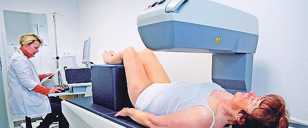 Wie oft zur Knochendichtemessung? Die Knochendichtemessung nach der DXA-Methode wird je nach Lebensalter und weiteren Risikofaktoren zur Osteoporose-Diagnostik empfohlen.