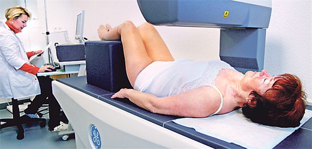 'Das sind Schmerzen, die das ganze Leben verändern' Die Knochendichtemessung nach der DXA-Methode wird zur Osteoporose-Diagnostik empfohlen.