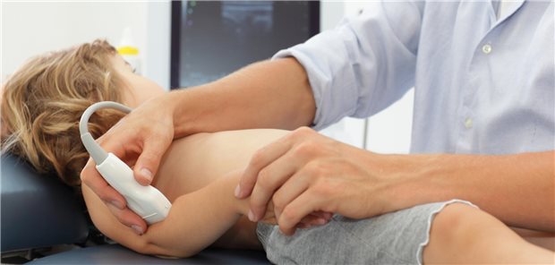 Die Knochensonografie ist eine strahlenfreie Alternative zur Röntgenaufnahme und beschleunigt zudem häufig die Untersuchung. (Symbolbild mit Fotomodellen)