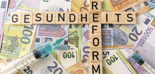 Das Foto zeigt kleine Holzklötzchen, die das Wort Gesundheitsreform bilden.