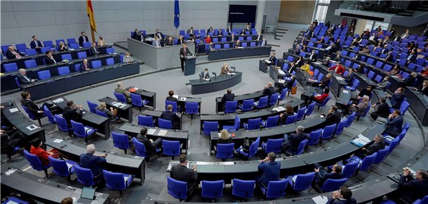 Epidemische Lage verlängern, Corona-Rettungsschirm für Praxen aufspannen Die Koalition will den Bundestag wieder mehr ins Boot holen. Künftig soll das Parlament alle drei Monate über ein Fortbestehen der epidemischen Lage entscheiden.