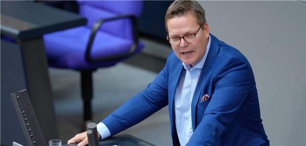 Tino Sorge steht am Rednerpult des Deutschen Bundestages.