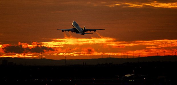 Infarkte in der Einflugschneise Die Königin der Lüfte: Eine 747 startet in Frankfurt in den Abendhimmel.