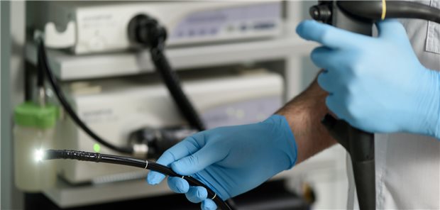 Die Koloskopie ist bei der Darmkrebsvorsorge eine wichtige Methode. Wird diese von einer KI unterstützt, werden Adenome deutlich häufiger erkannt: Ein Vorteil, der auch für Patienten mit Lynch-Syndrom wichtig ist.