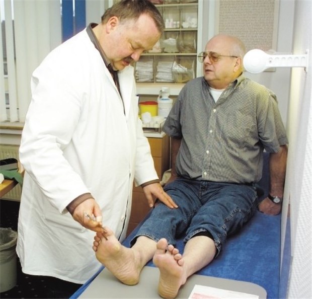Sächsisches Diabetesmodell: besser und günstiger als Disease-Management-Programm Die Kontrolle der Füße durch den Arzt gehört bei den meisten Spezial-Programmen für Diabetes-Patienten zum Standard.