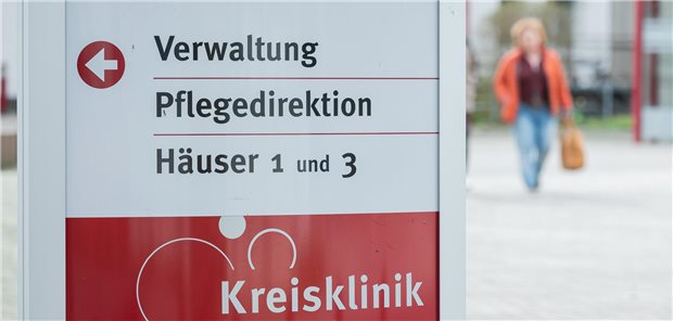 Krankenhausgesellschaft zur Klinikreform: Versagen des Finanzierungssystems abzusehen Schild eines Krankenhauses
