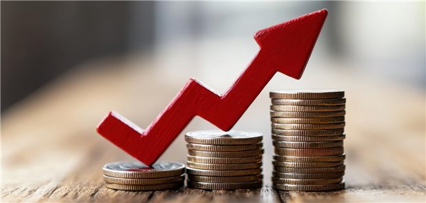 Historischer Sprung: Zusatzbeitrag wird 2025 auf durchschnittlich 2,5 Prozent steigen Geldmüntzen auf dem Tisch.
