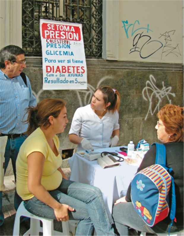 Prävention und Diabetestests am Straßenrand Die Krankenschwester Margarena mit ihrem Stand in der Fußgängerzone der chilenischen Hauptstadt Santiago. Auf dem Schild bietet sie ihre Leistungen an: "Blutdruck, Cholesterin, Blutzucker ... Ergebnis in fünf Sekunden."