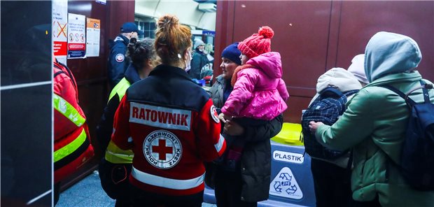 Lauterbach: Ukraine-Flüchtlinge sollen volle medizinische Versorgung bekommen Die Kriegsflüchtlinge aus der Ukraine benötigen auch medizinische Hilfe. Das Bild zeigt Helfer in Przemysl in Polen.