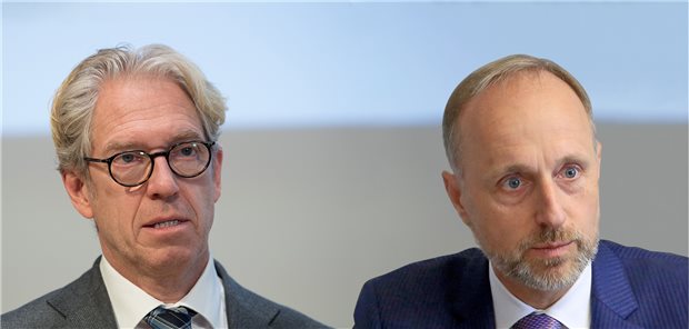 Die Kündigung der Rahmenvereinbarung Wirtschaftlichkeitsprüfung durch die Kassen sorgt für Aufregung bei den KBV-Vertretern. KBV-Chef Gassen (l.) spricht von einem „Sargnagel für die gemeinsame Selbstverwaltung“, KBV-Vize Hofmeister von einer „Blutgrätsche der Kassen“. (Archivbild)