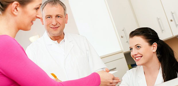 Darauf ist bei der Patienten-Ansprache zu achten Die Kunst der Patienten-Fürsorge müssen Arzt und MFA beherrschen.