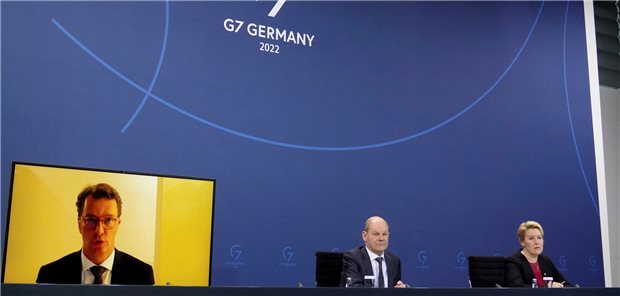 Ministerpräsidenten einig: Lockerungen kommen zur falschen Zeit Die Länder benötigten weiterhin Basismaßnahmen wie Abstand, Maske und Tests, appellierte der Vorsitzende der Ministerpräsidentenkonferenz, Nordrhein-Westfalens Regierungschef Hendrik Wüst (l, CDU). Er war der Konferenz mit Bundeskanzler Olaf Scholz (M, SPD) und den anderen Ministerpräsidentinnen und -präsidenten digital zugeschaltet.