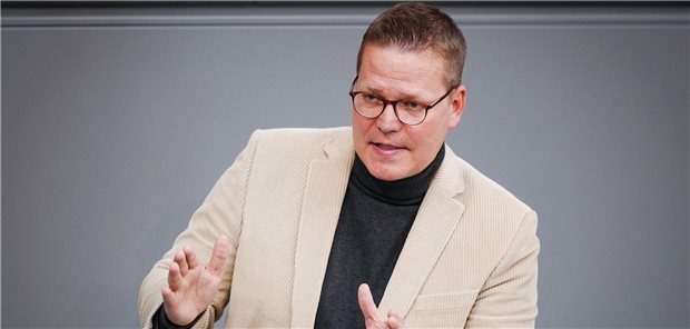 Unionspolitiker fordern GKV-Finanzreform – aber ohne Leistungskürzungen „Die Länder müssen beim Bund endlich wieder mehr Gehör finden. Ob Medikamentenmangel, Fachkräftemangel oder Klinikreform – im Gesundheitswesen lassen sich Probleme nur im gemeinsamen Austausch lösen“, so der gesundheitspolitische Sprecher der Unionsbundestagsfraktion, Tino Sorge. (Archivbild)