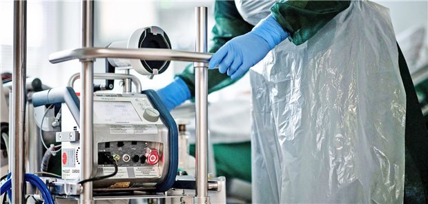 Bundesverfassungsgericht kündigt Entscheidung zu COVID-Triage an Die Lage in einigen Krankenhäusern spitzt sich wieder zu. Das Bundesverfassungsgericht kündigt für Dienstag eine Entscheidung zur Debatte um die Triage an. Unter anderem geht es um das „Kriterium der klinischen Erfolgsaussichten“,