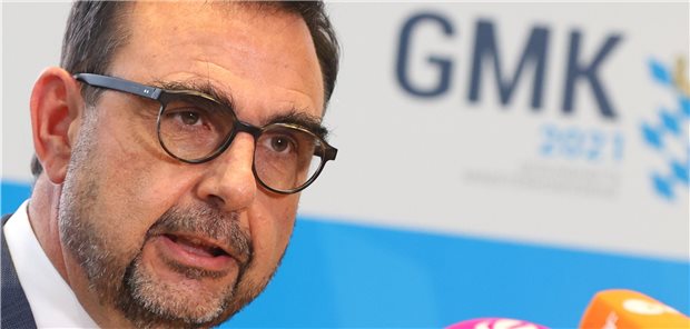 Holetschek fordert Verlängerung epidemischer Notlage Die Lage ist ernst, sagt Klaus Holetschek, bayerischer Gesundheitsminister und Vorsitzender der Gesundheitsministerkonferenz. Eine Impfpflicht für Mitarbeiter in Pflegeheimen lehnt er aber ab.