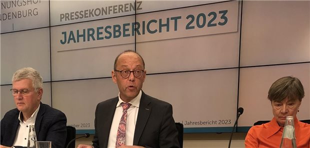 „Die Landärzterichtlinie wurde nur unzureichend umgesetzt“, sagte der Präsident des Landesrechnungshofs, Christoph Weiser (Mitte), bei der Vorstellung des Jahresberichts am Montag in Potsdam.