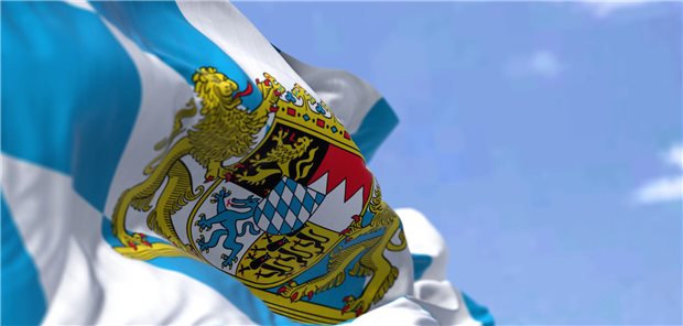 Die Flagge Bayerns im Wind