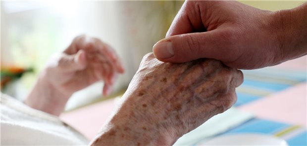Koalition in Sachsen-Anhalt will mehr Arbeitskräfte im Pflege-System halten Eine Mann hält die Hand einer älteren Person.