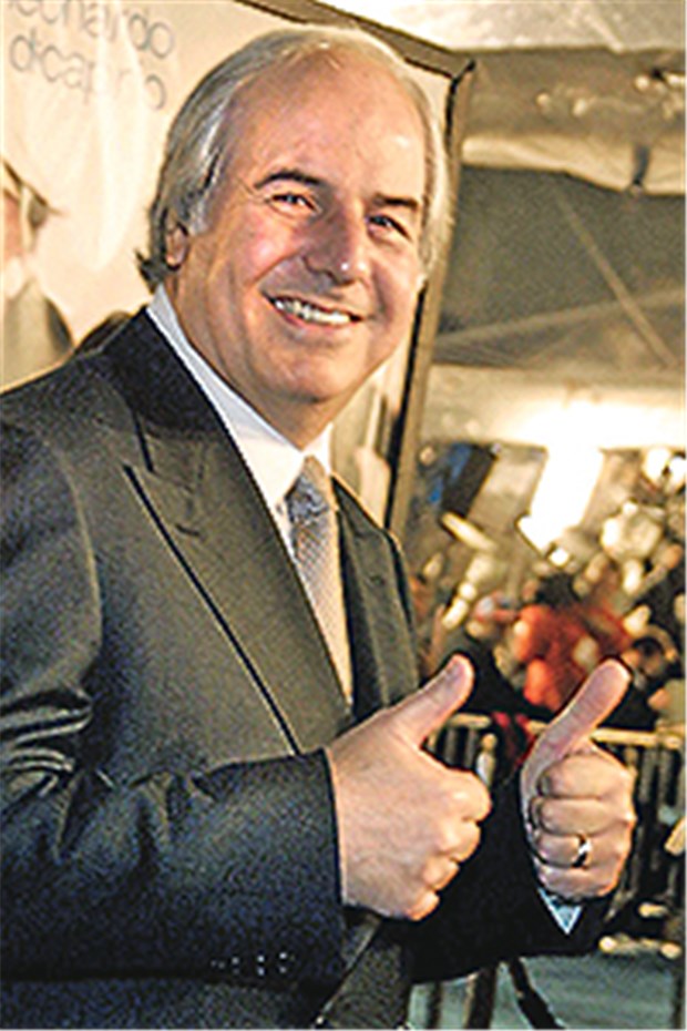 Hochstapler im weißen Kittel Die Lebensgeschichte von Frank Abagnale wurde verfilmt. Herausgekommen ist der Hollywood-Klassikers „Catch Me If You Can“ mit Leonardo die Caprio.