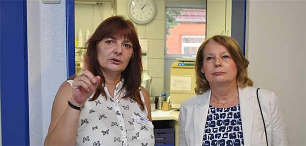 Die Leiterin der Hamburger Notfallpraxen, Carmen Rehbock (links) erläutert Hamburgs Gesundheitssenatorin Cornelia Prüfer-Storcks die Abläufe in der Notfallpraxis Farmsen.