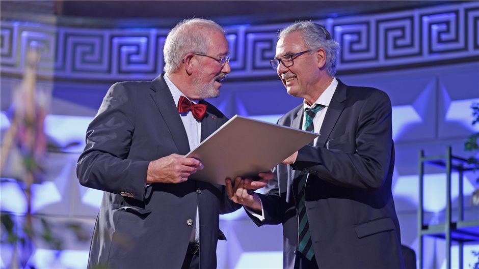 Die Leopold-Lichtwitz-Medaille wurde von Professor Markus Lerch (rechts) an Prof...