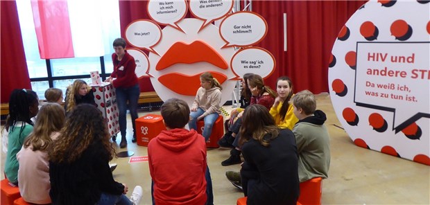 Abstrakte Aufklärung Die Lernstation „HIV und andere STI – Da weiß ich, was zu tun ist“ beim BZgA-Projekt „Liebesleben“.