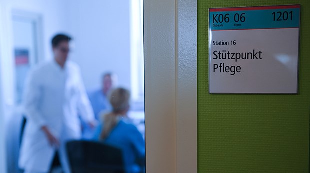 Ärzte Hand in Hand mit Pflegern Die Lösung zum Fachkräftemangel soll in der engeren Zusammenarbeit von Pflegern und Ärzten liegen.
