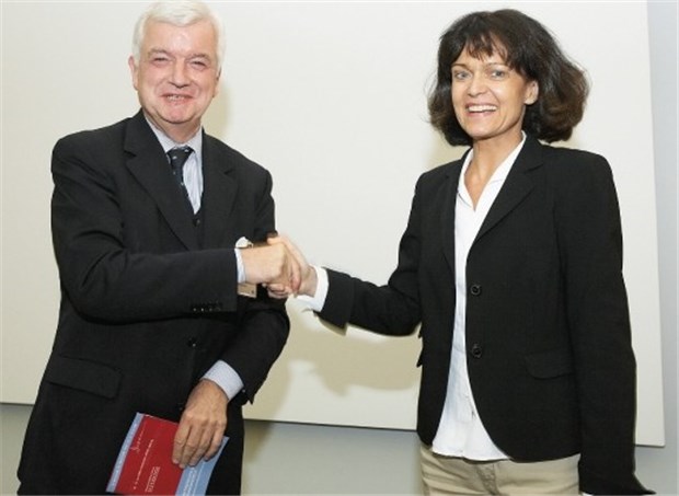 Engagement zur Darmkrebsvorsorge geht weiter Die Ludwigshafener Oberbürgermeisterin Dr. Eva Lohse dankt Professor Jürgen F. Riemann für sein Engagement für die Darmkrebsfrüherkennung.