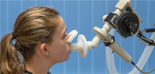 Die Lungenfunktion wird getestet: So lassen sich bei Asthma die Effekte der Pharmakotherapie überprüfen. (Symbolbild mit Fotomodell)