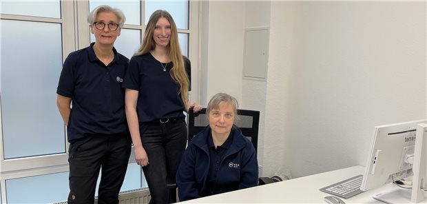 Hausarztmangel: Zweite Praxis der KV Berlin eröffnet Die MFA Beatrix Brockmeyer und Ronja Andresen sowie die Allgemeinmedizinerin Christiane Vargas arbeiten in der neuen KV-Praxis in Berlin-Karlshorst. (v.l.)