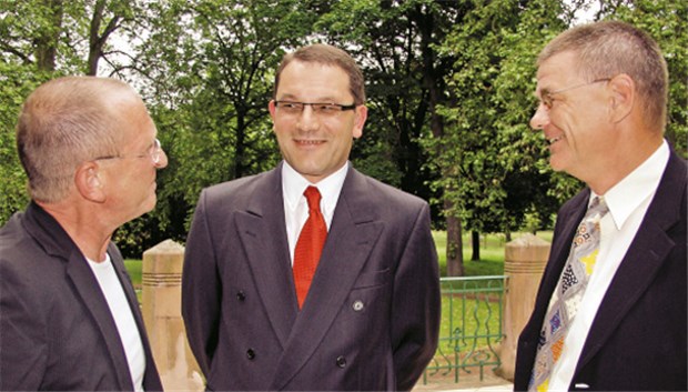 Die MVZ-Betreiber Dr. Hans-Hermann Ladetzki (r.) und Dr. Peter Burger (l.) setzen auf die intersektorale Kooperation. Dafür führen sie auch Gespräche mit Dr. Jörg Tautenhahn, Chefarzt der Klinik für Gefäßchirurgie am Magdeburger Klinikum.