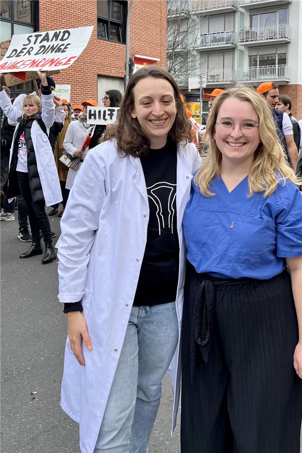 Mehrere Hundert Charité-Ärzte im Warnstreik Die Medizin-Studentinnen Annika Kreitlow (v.l.) und Sophie Gepp nahmen an der Protestveranstaltung teil.
